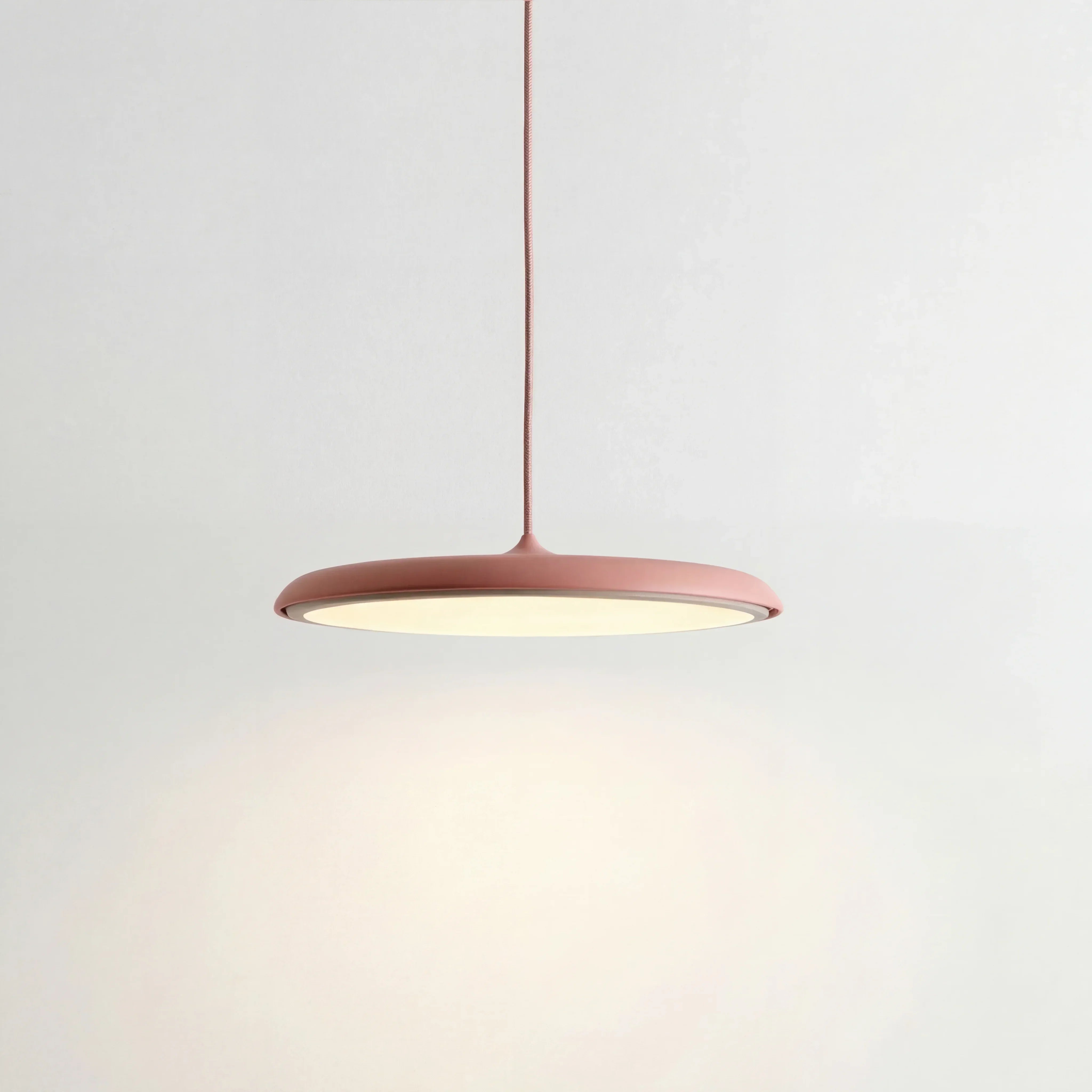 Suspension métallique réglable Avery Macaron - Décor moderne pour cuisine et salle à manger